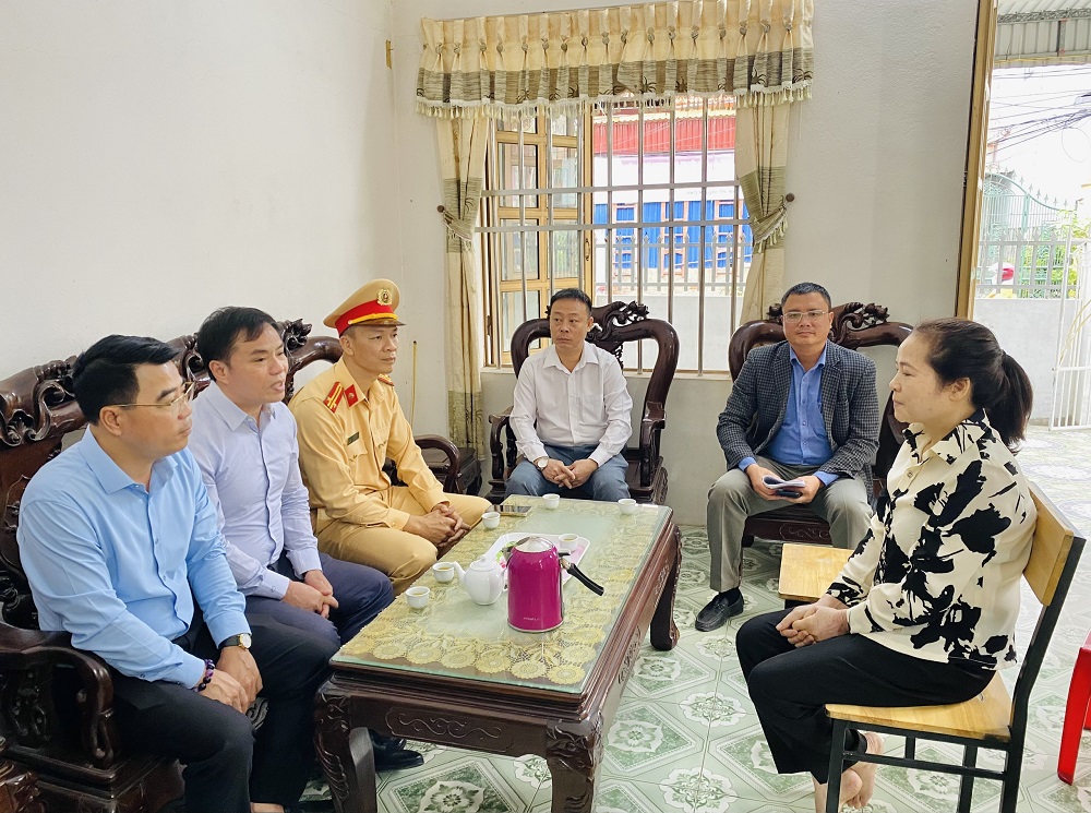 Ban An toàn giao thông thành phố thăm, tặng quà các nạn nhân, gia đình nạn nhân bị tai nạn giao thông tại phường Đồ Sơn, Nam Đồ Sơn